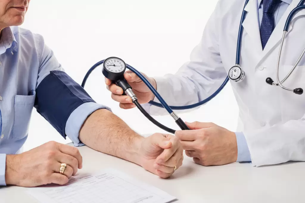 Hombre de mediana edad estirando antes de salir a caminar por la mañana