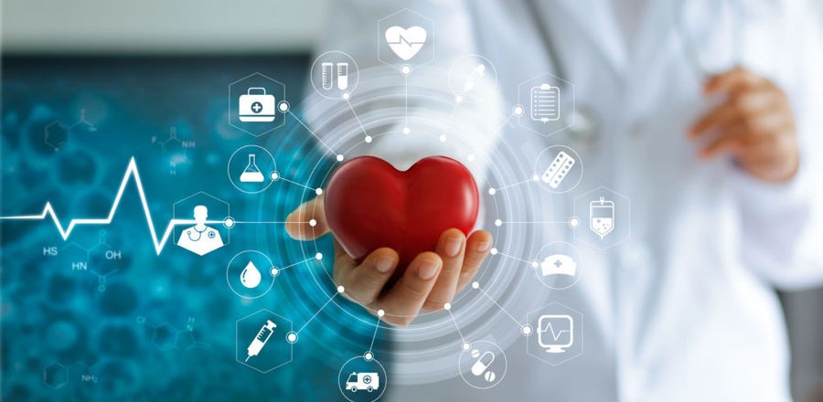 Pareja mayor disfrutando de una caminata tranquila al atardecer